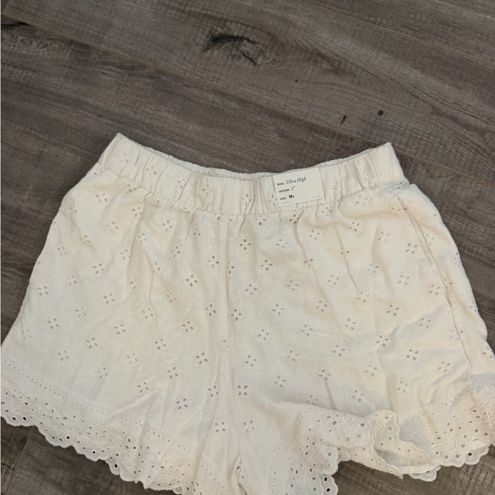ABERCROMBIE Women's Eyelet Scallop Hem Shorts - White - Picture 2 of 3